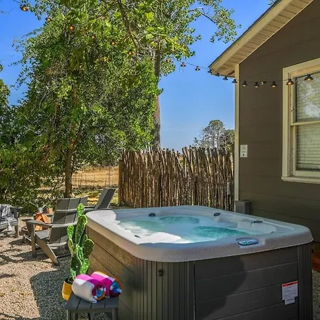 Cork & Cactus, Close To Main St And Pet-Friendly!